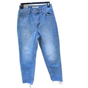 529. Levi’s premium high rise medium wash mom jeans size 26